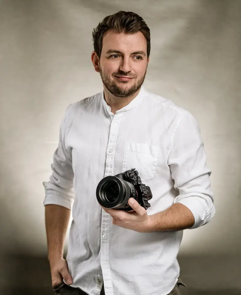 Alexander Schroer von Artvel Weddings mit seiner Kamera