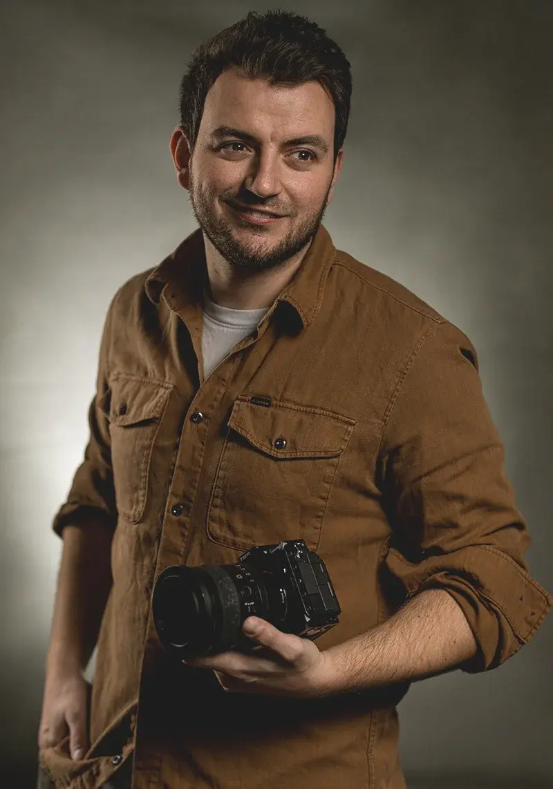 Alex von Artvel Weddings im braunen Hemd mit seiner Kamera
