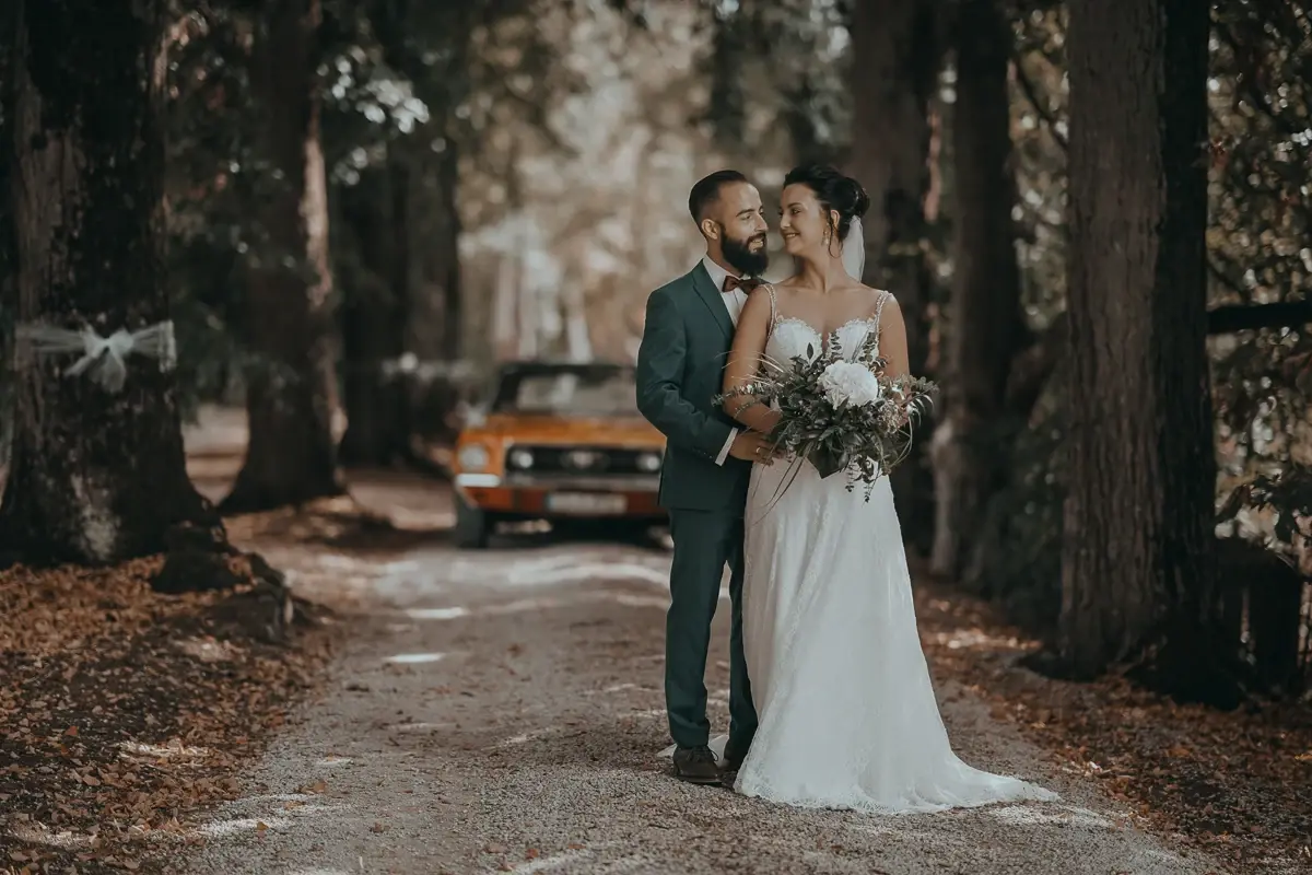 Ein Hochzeitspaar im Wald – eine Artvel Weddings Hochzeitserinnerung