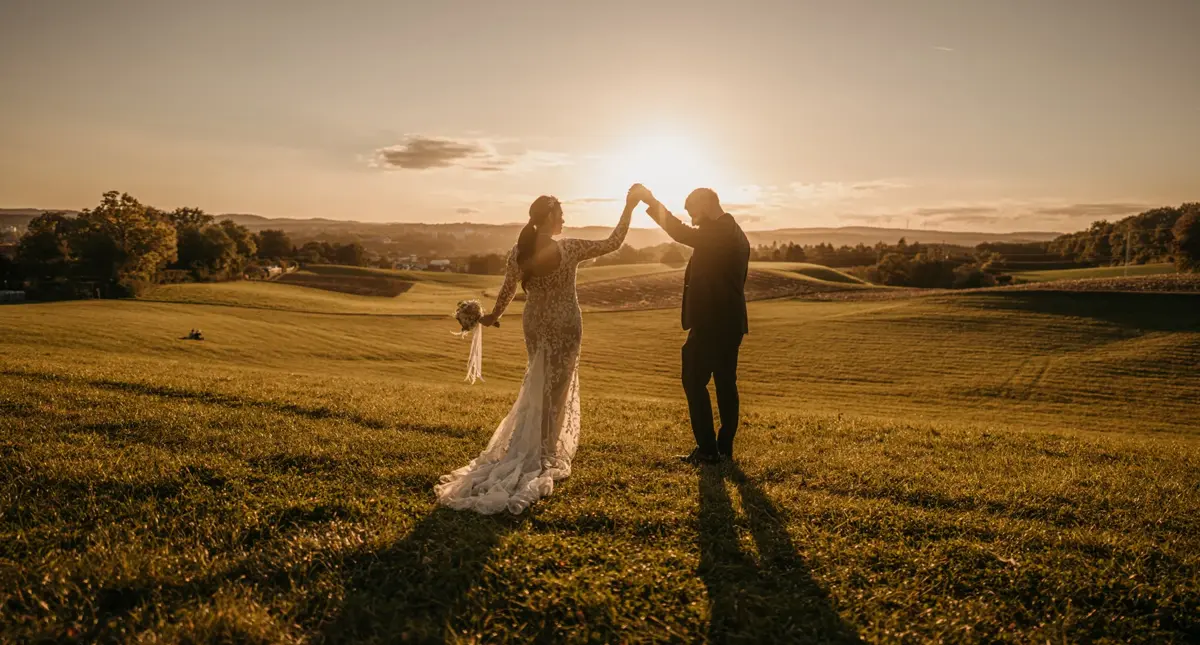 Ein Hochzeitspaar im goldenen Abendlicht, fotografiert von Artvel Weddings