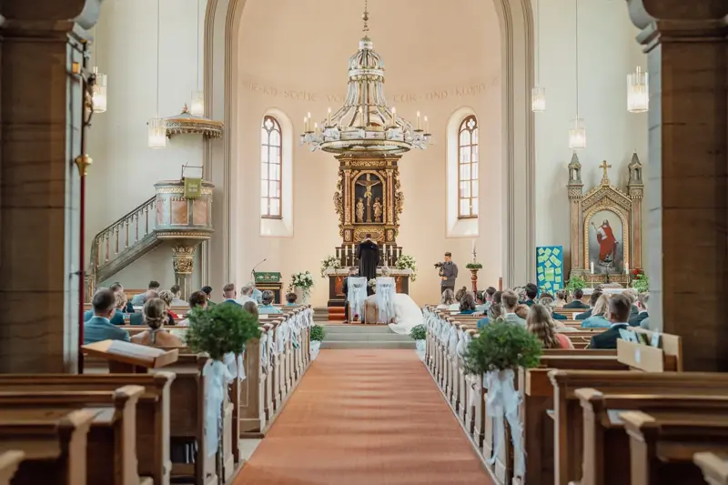 Die festlich geschmückte Kirche vor der Trauung