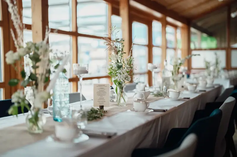 Liebevoll gedeckte Hochzeitstafel mit Blumen