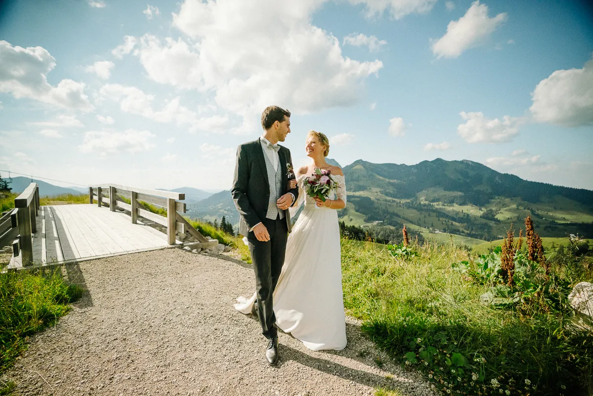 Hochzeitspaar in einer Berglandschaft, fotografiert von Artvel Weddings